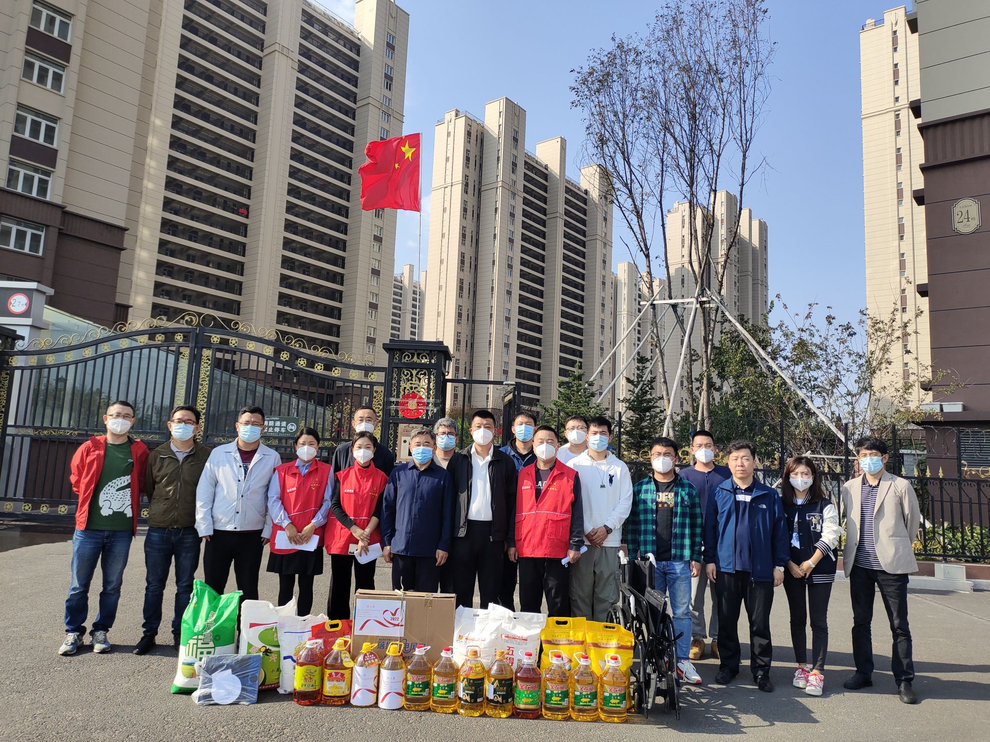 2022年8月29日，志愿者們?yōu)榕R水社區(qū)居民送去米面油等物資